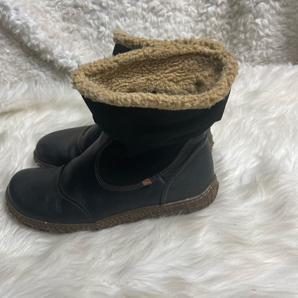EL NATURALISTA black leather upper and a fabric lining rubber soles EURSZ40.
